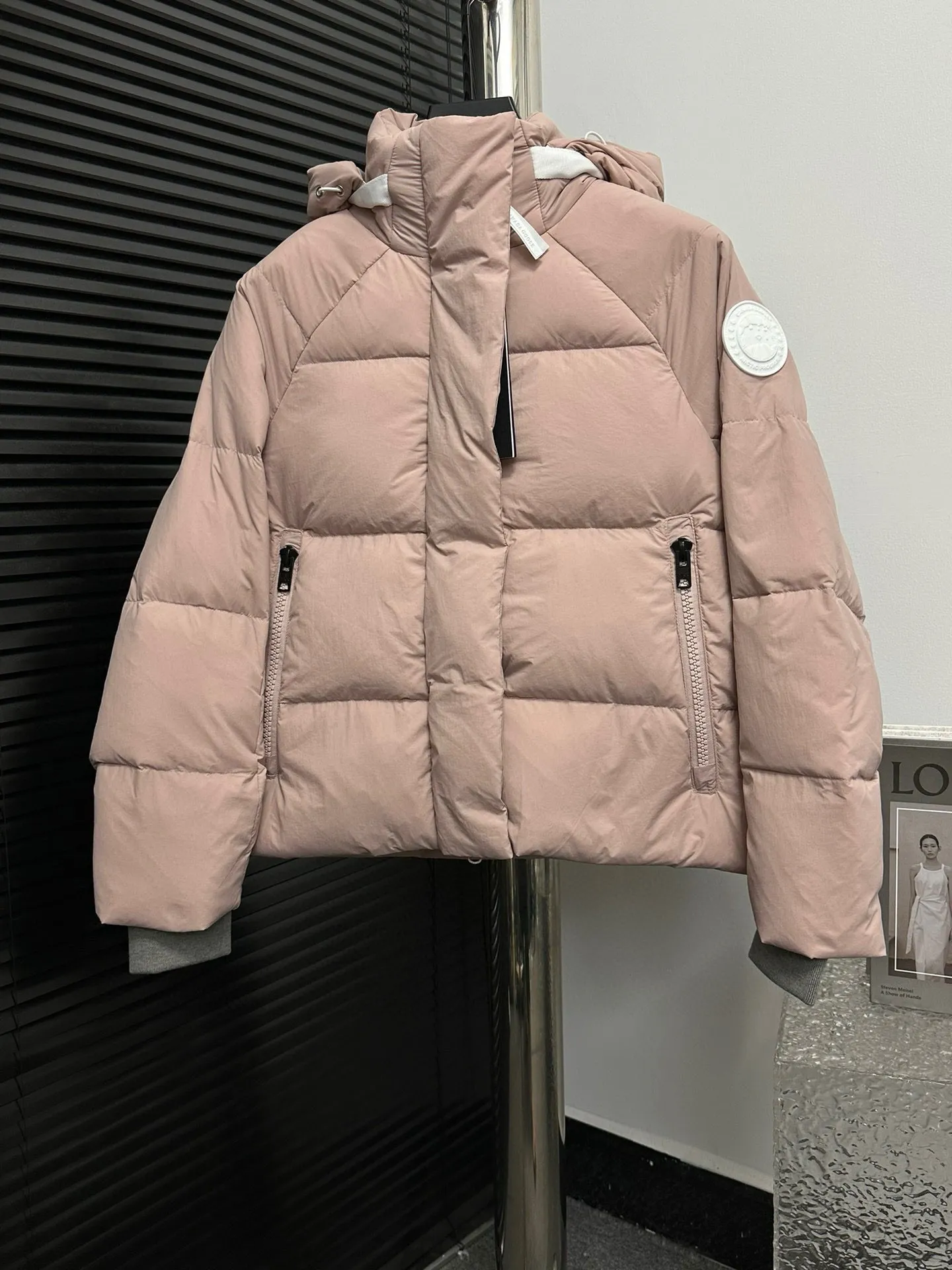P780 【𝗖𝗔𝗡𝗔𝗗𝗔 𝗚𝗢𝗢𝗦𝗘】Capsule Series Macaron White Label Fabric: Made of soft EnduraLuxe fabric imported from DuPont, CORDURA, USA, which enhances the durability of easy-to-wear parts, is lightweight and durable; the liner is made of 400T anti-velvet gallbladder, which is comfortable, soft and non-velvet. : Equipped with a detachable hood, which can be adjusted in two directions, and is also filled with down, which brings greater softness and wrapping around the head and neck, and is full of warmth. This parka features white trim on the back and sides, and the hardware locks are all original and custom-made to match the muted fabric color. Goose label: The official website’s new series of silicone material labels, non-embroidery labels. Length: Fit hip-length. Size: XS-L